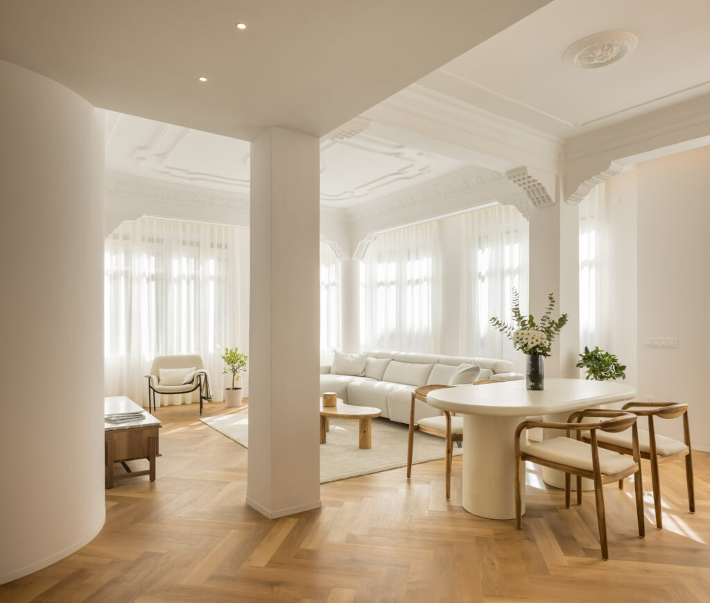 Molduras clásicas en pisos modernos